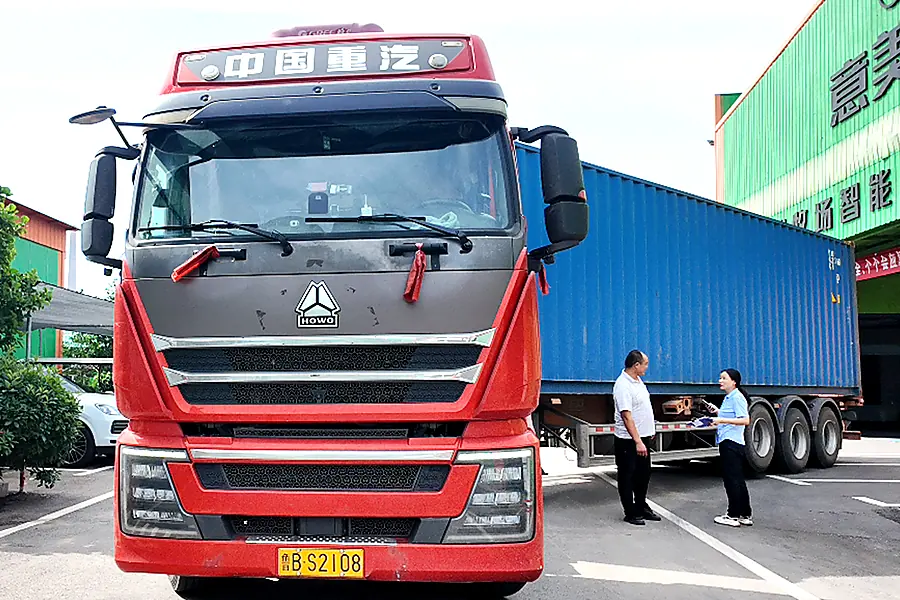 shipping-01-truck-arrival